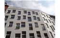 Nový moderní zařízený 2-ložnicový byt s parkovacím místem se nachází ve 3. patře moderní moderní budovy v tiché ulici v blízkosti obchodního centra Nový Smíchov.